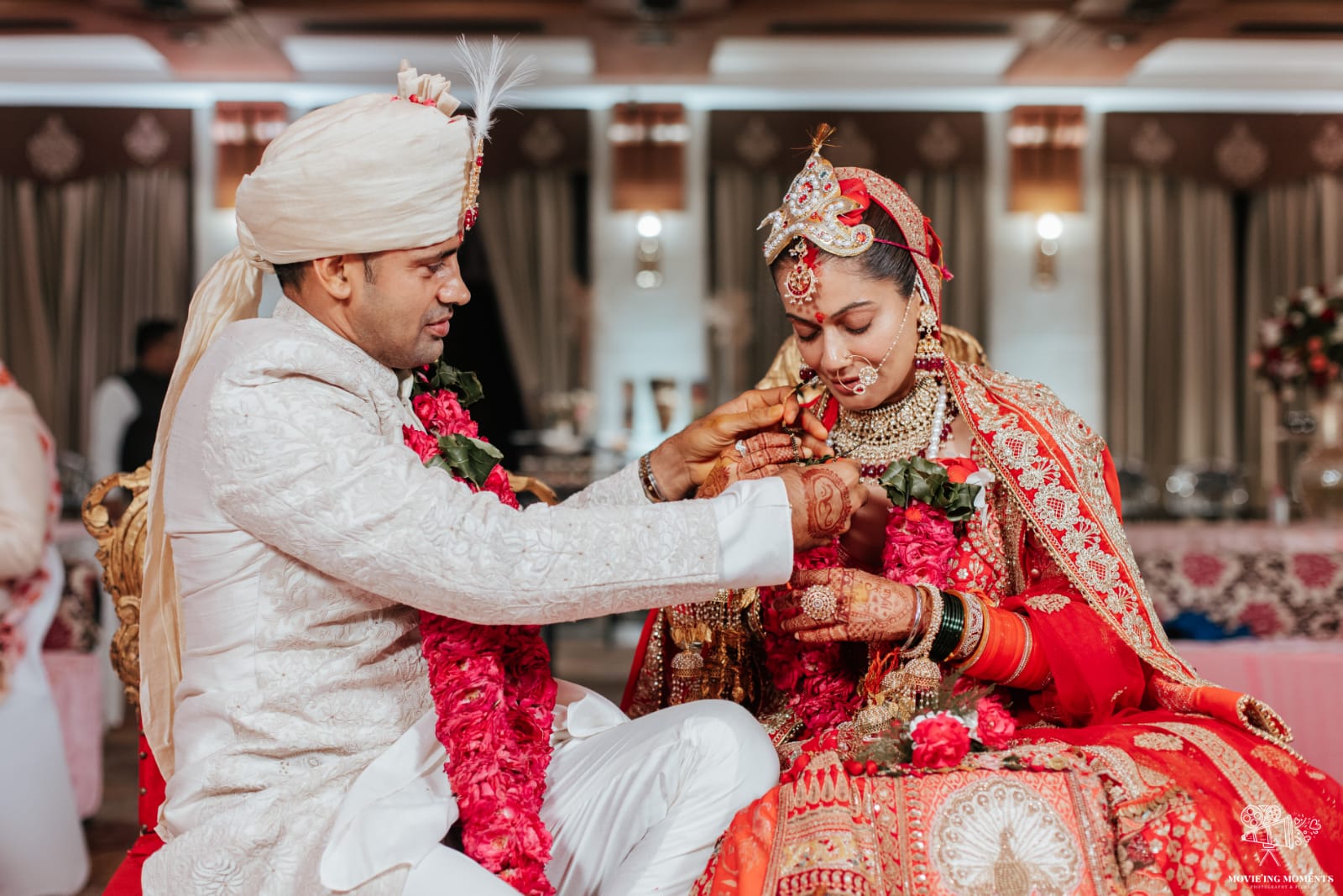Русско индийские браки. Традиционная индийская свадьба. Современная индийская свадьба. Индийские Свадебные традиции. Индийский свадебный наряд жениха.