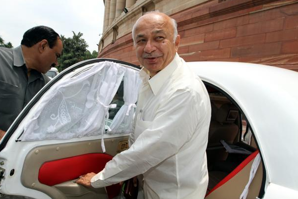 veer pahariya with brother shikhar pahariya maternal grandfather sushil kumar shinde