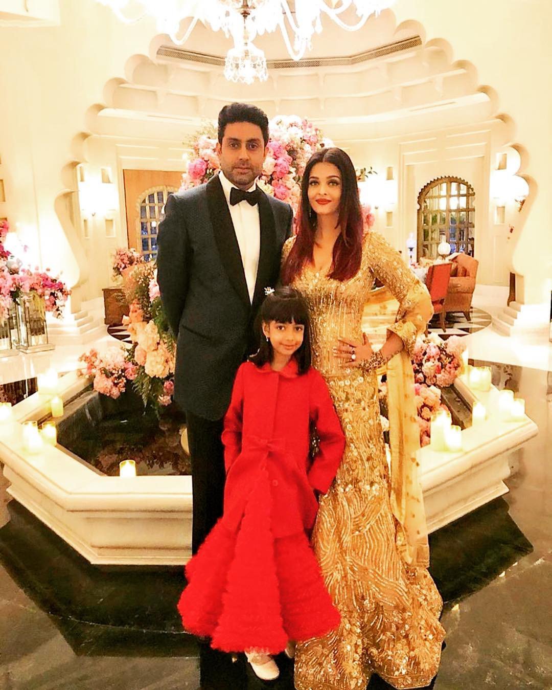 Aishwarya Rai Holds Daughter, Aaradhya Bachchan Tight, User Compares  Aaradhya's Height With Her Mom, image size:1080x1349