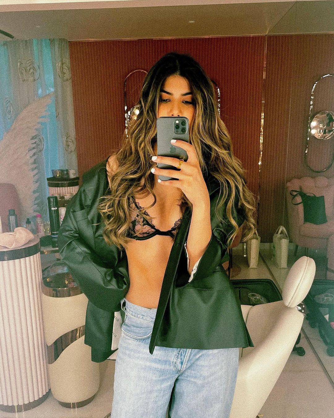 Kumar Mangalam Birla Daughter Ananya Birla Bold Pictures Singer