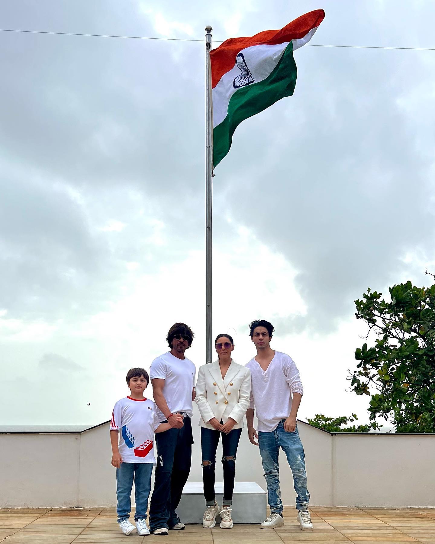 shah rukh khan hoist indian flag