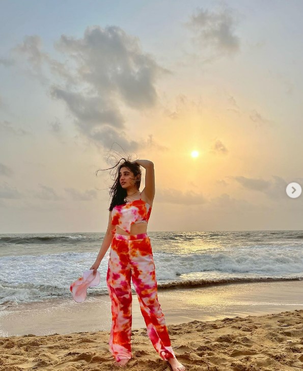 asfi javed posing at beach