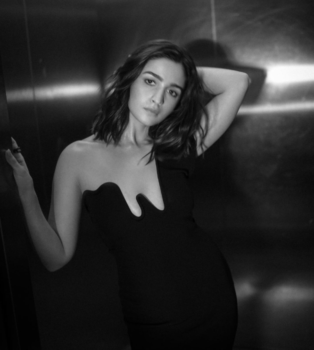 alia bhatt looks hot in black dress at srk's birthday bash