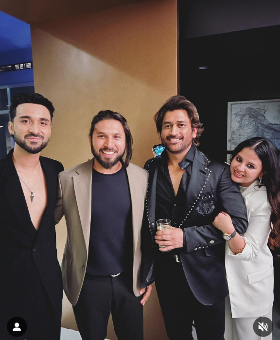 ms dhoni and sakshi dhoni at srk birthday bash