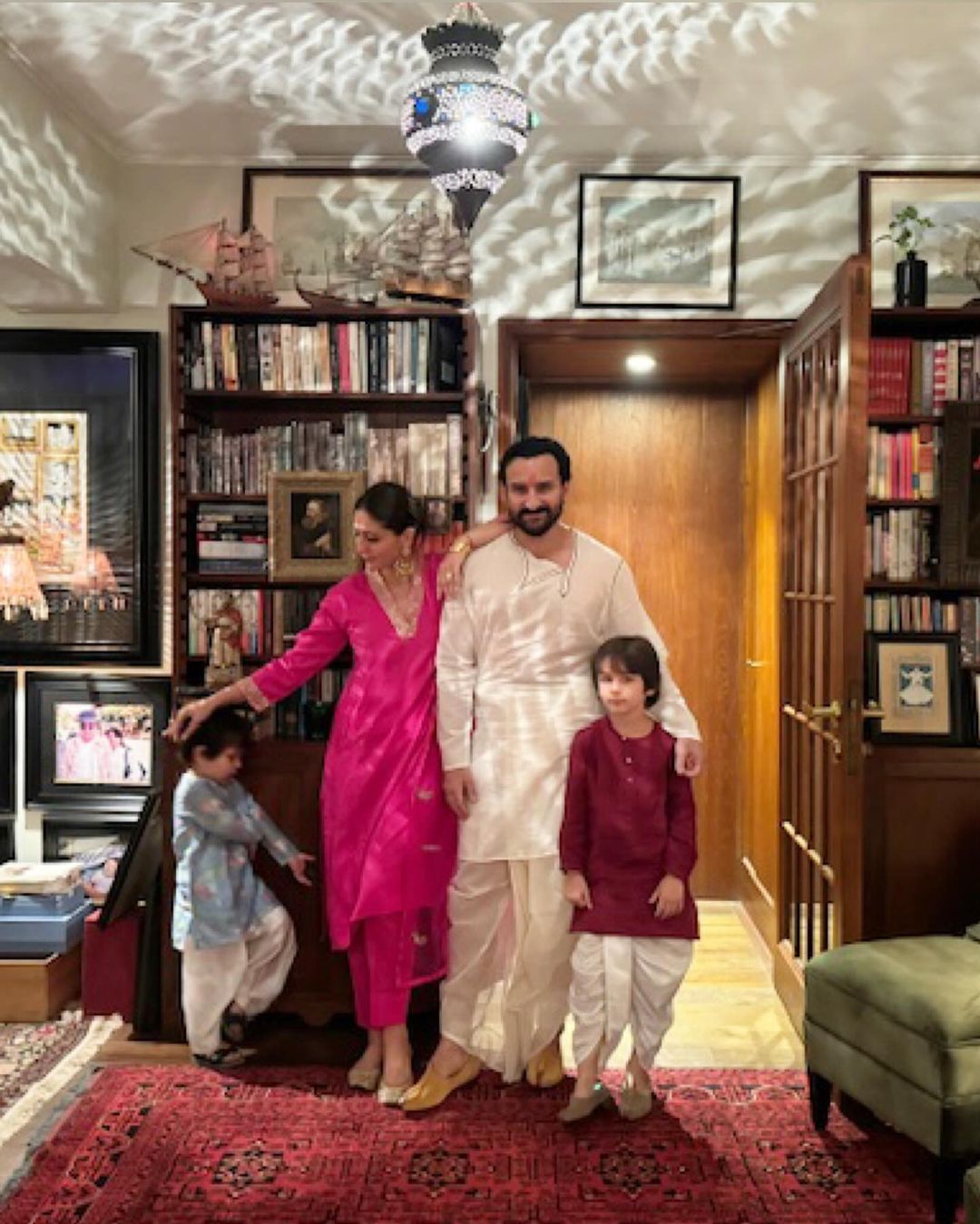 Diwali bash 2021: Aishwarya Rai poses with Bachchan clan while Kareena  Kapoor plants kiss on niece in new pics – India TV