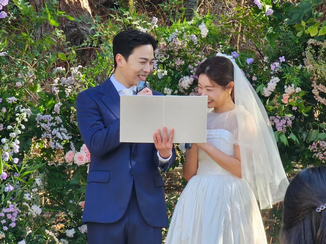 South Korean Songstress Sojin And Actor Lee Dong Ha Get Married In A 