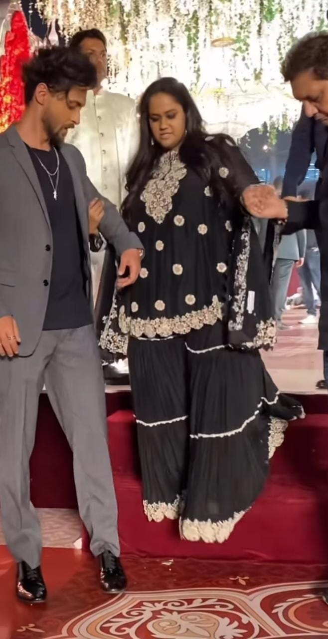 Arpita Khan Takes Hubby, Aayush's Help While Climbing Down Stairs ...