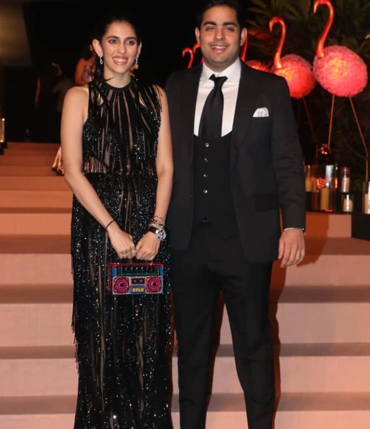 Neeta Ambani की बहू श्लोका 34 लाख का पर्स लेकर पार्टी में आई, सास को फैशन  में देती हैं टक्कर ! - YouTube