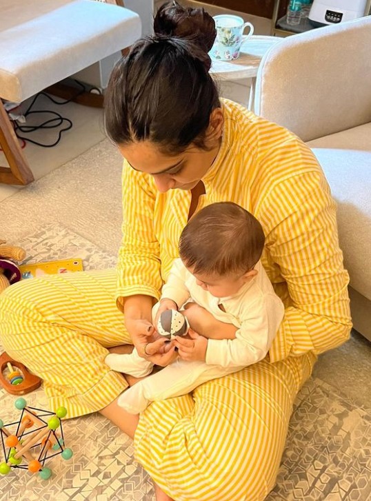 Sonam Kapoor Drops A Glimpse Of Son Vayu's Bedtime Story Session, The Duo  Twins In Printed Nightwear