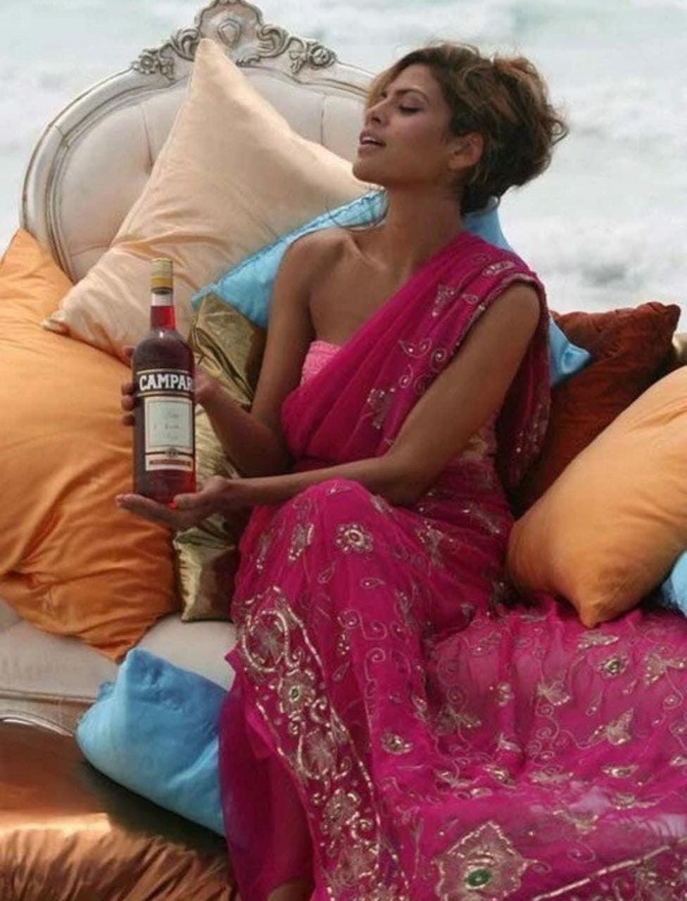 25 Hollywood Actresses Who Grabbed Eyeballs In Indian Sarees: Pamela  Anderson To Lady Gaga