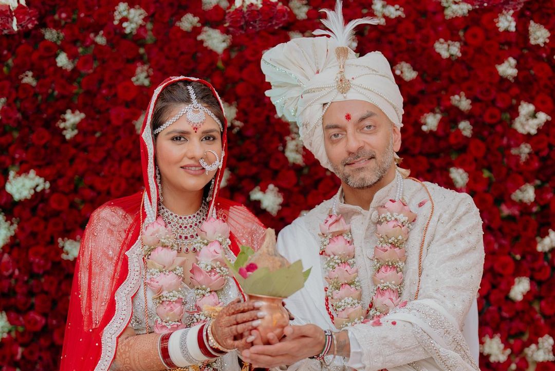 Dalljiet Kaur Shares A Selfie From Honeymoon, Flaunts Her 'Chooda' As She  Radiates New Bride Glow