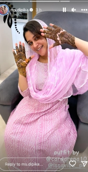 mom to be flaunting her mehendi