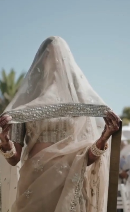 brides in saree