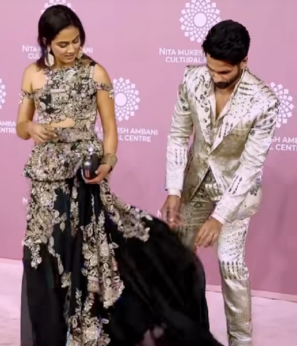 Shahid fixing mira's dress on the red carpet of nmacc launch