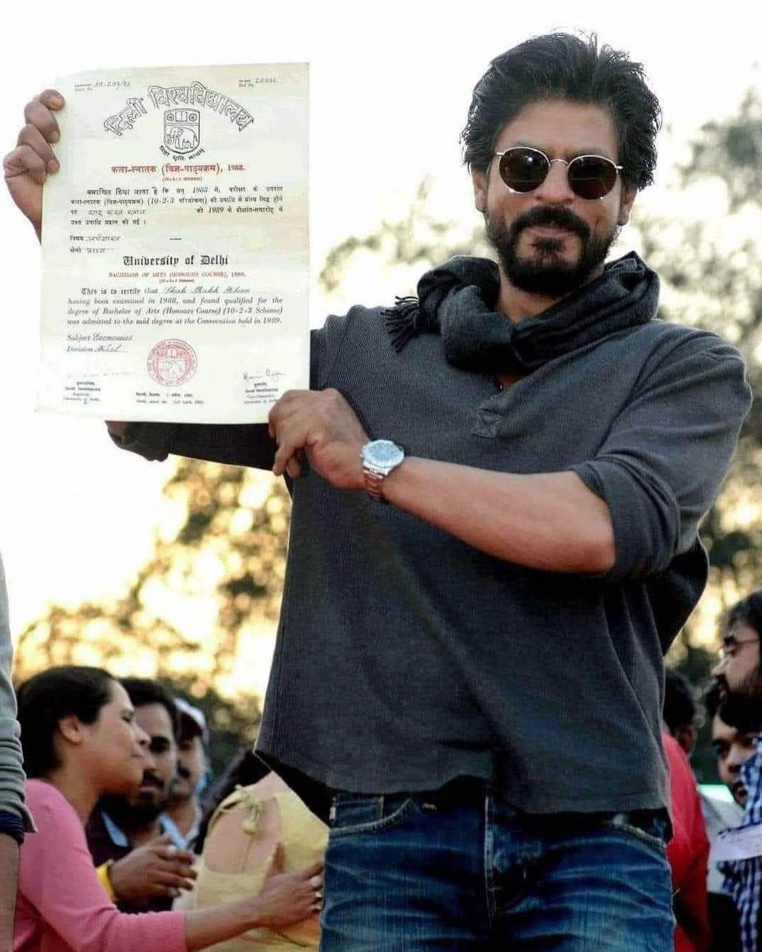 shah rukh khan with his college degree