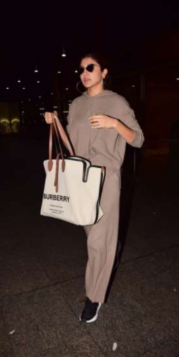 Anushka Sharma enjoys the English summer in glowing casual outfit and a Louis  Vuitton bag worth Rs. 2.38 lakh 2 : Bollywood News - Bollywood Hungama