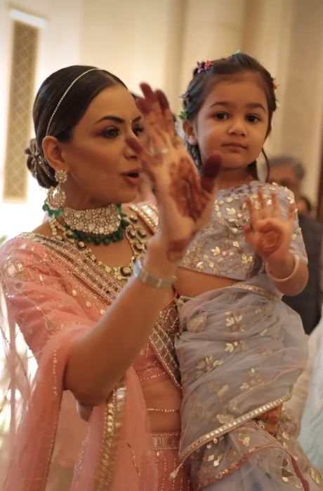 smriti khanna with her daughter