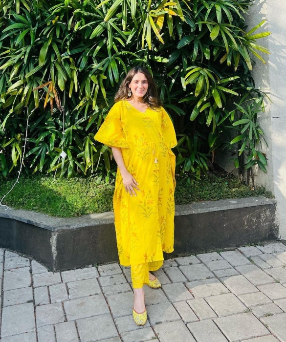 Pankhuri Awasthy Flaunts Baby Bump In A Floral-Printed Kaftan, Her ...