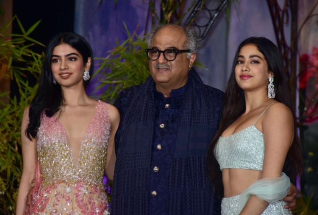 boney kapoor with daughters khushi and janhvi