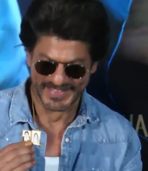 whe shah rukh showed his parents picture