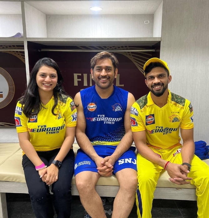 ruturaj and utkarsha with ms dhoni