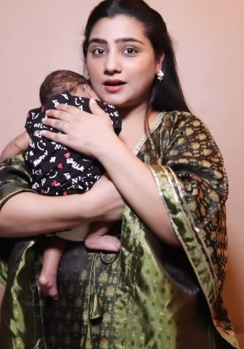 neha marda with her baby