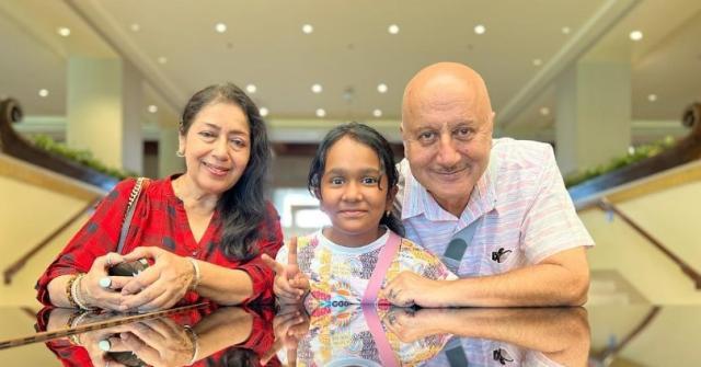 anupam kher with satish kaushik's family