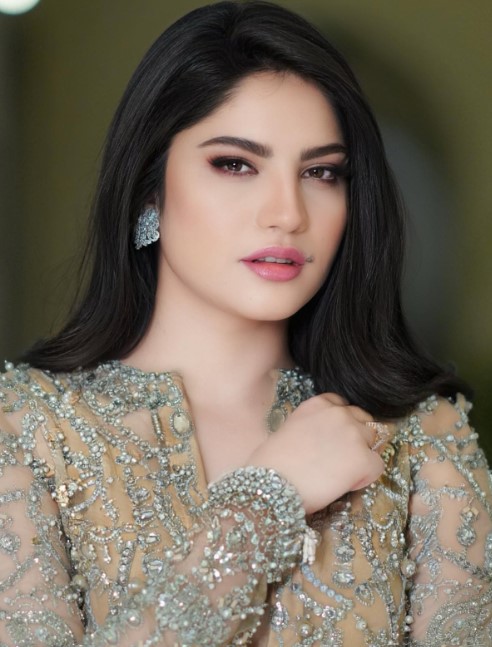 Pin by Aish on —(••÷ Pakistani Celebrities ÷••)— | Beautiful pakistani  dresses, Bollywood hairstyles, Pakistani fancy dresses