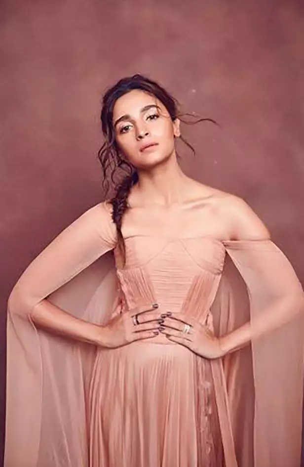 These Bollywood celebrities know how to dazzle in pink gowns :::MissKyra