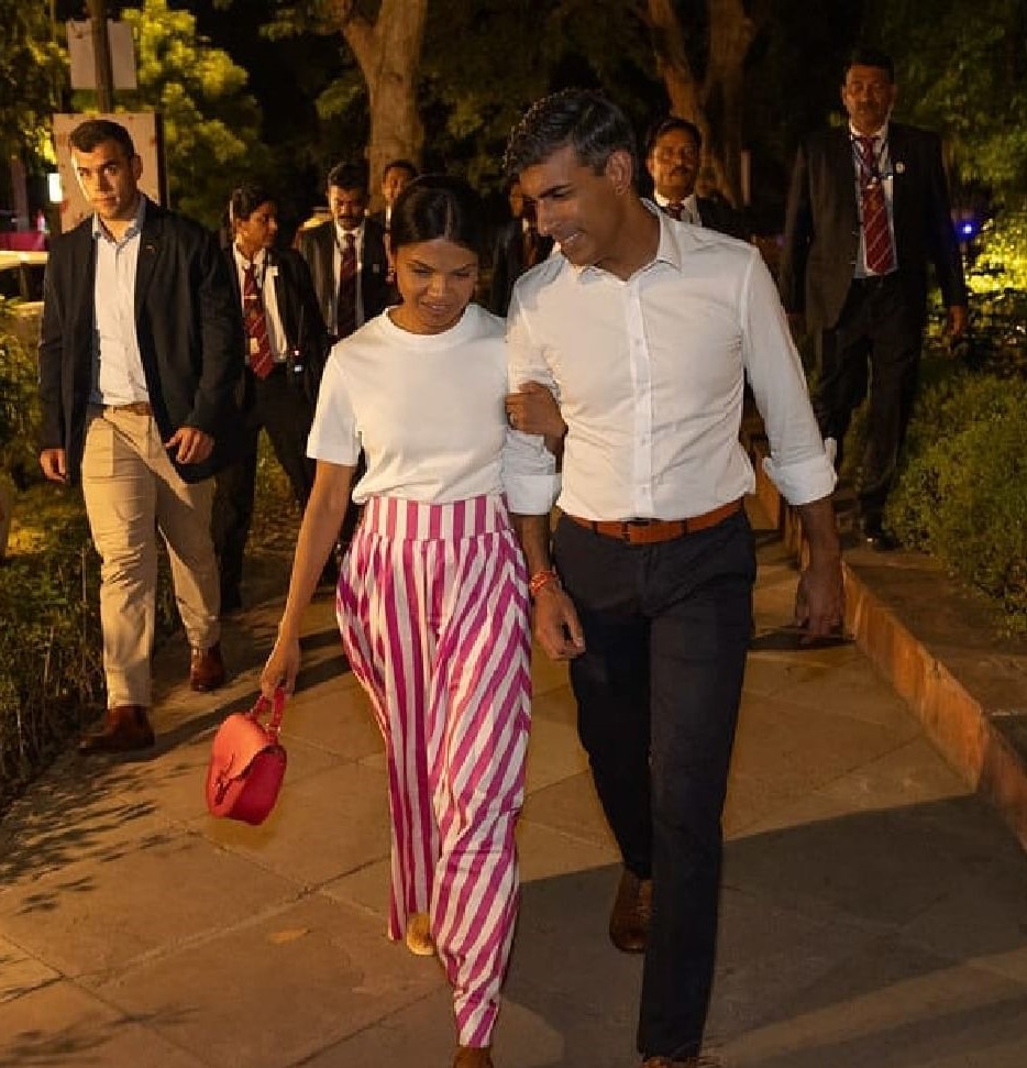 Rishi Sunak And His Wife, Akshata Murthy Are Spotted Strolling In ...