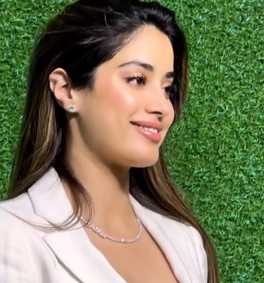 Janhvi Kapoor Confesses Her Love For Shikhar Pahariya, Dons A Necklace With  His Nickname At An Event