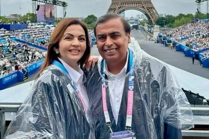 Mukesh Ambani, Nita Ambani, Anant Ambani, Radhika Merchant, Akash Ambani, Shloka Mehta, Prithvi, and Veda Ambani, Antilia