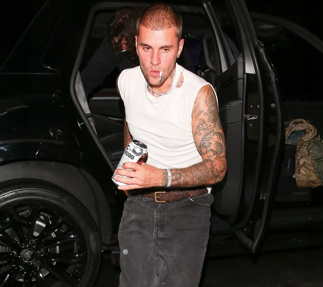 Justin Bieber Walks Ahead As Hailey Struggles To Step Out Of Car, Netizens Call It 'Embarrassing'