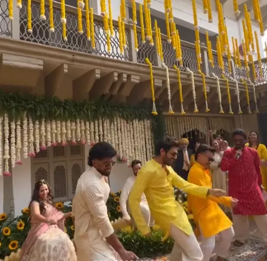 Kartik Aryan dancing with his sister