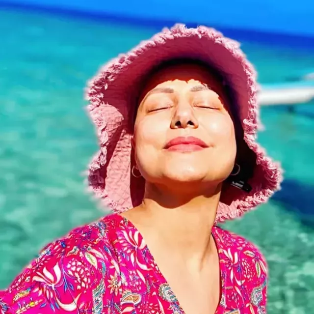 Hina-Khan-Cancer-Rozlyn-Khan