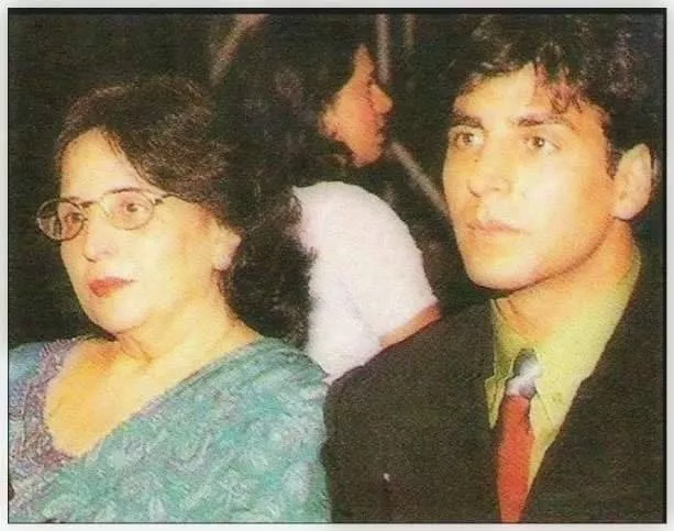 Akshay Kumar, Aruna Bhaita