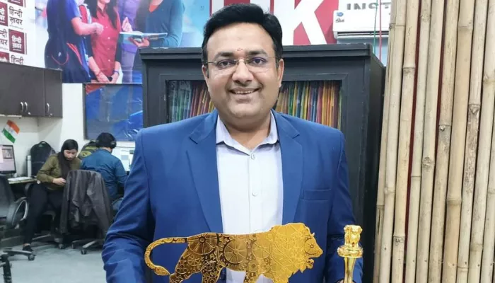 ABP News achor, Chitra Tripathi's husband, Atul Agarwal, accused of infidelity: Know about the 2022 fake robbery and OYO case