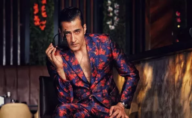 Sudhanshu Pandey, The Traitors