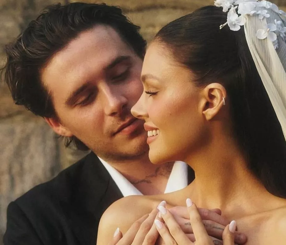 Brooklyn Beckham's Wedding DJ Recalls His 'Awkward' With His Mom, Victoria, 'He Was Stuck On Stage..' 5