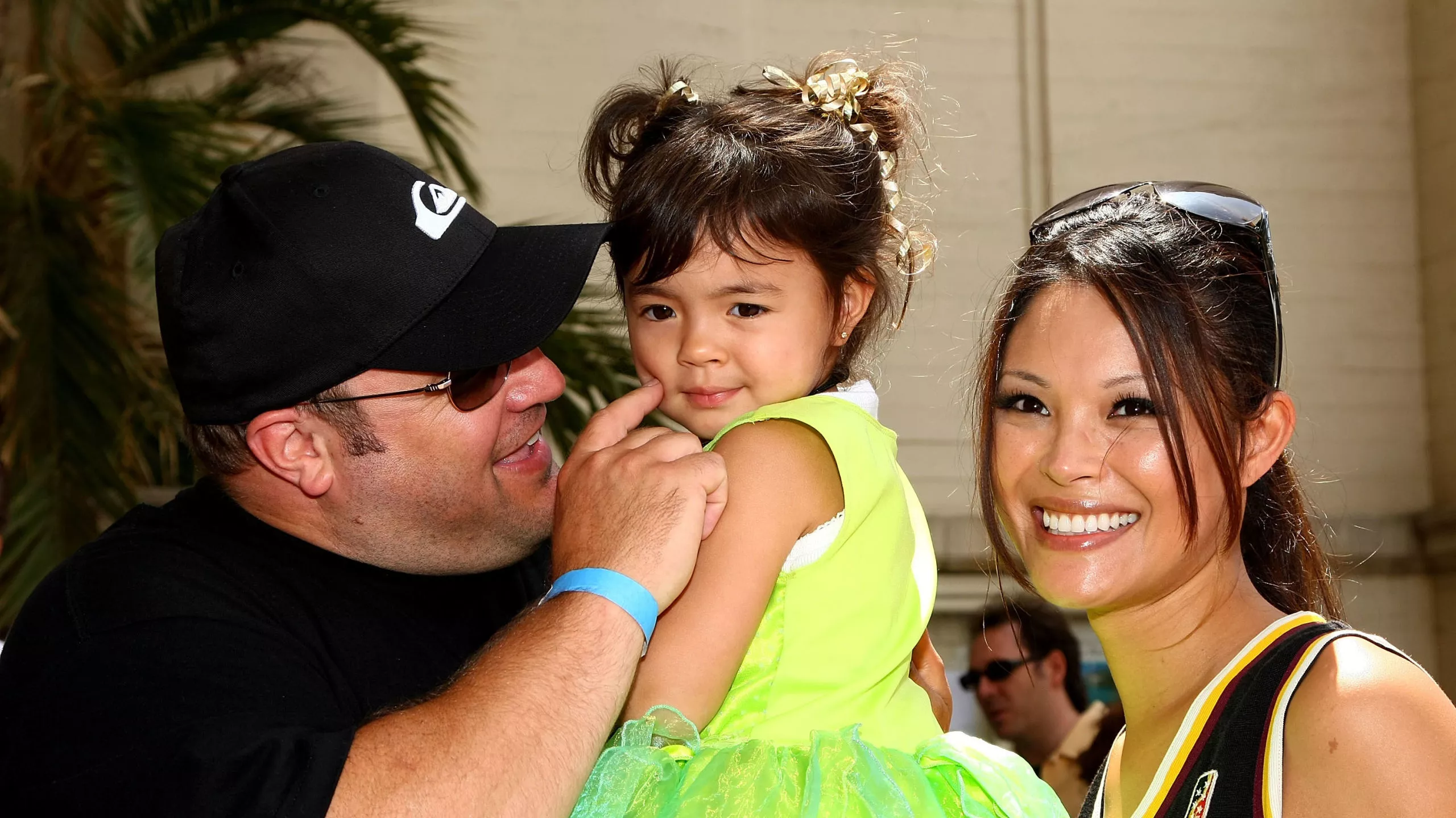 Kevin James with his wife and daughter
