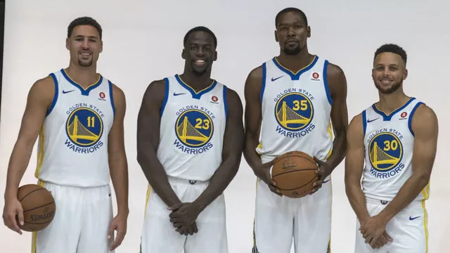 Draymond Green with his teammates