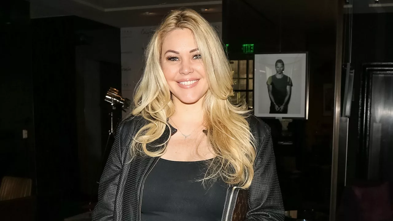 Who Is Shanna Moakler? All About Travis Barker's Ex-Wife As She Throws Shades At Kourtney Kardashian  8