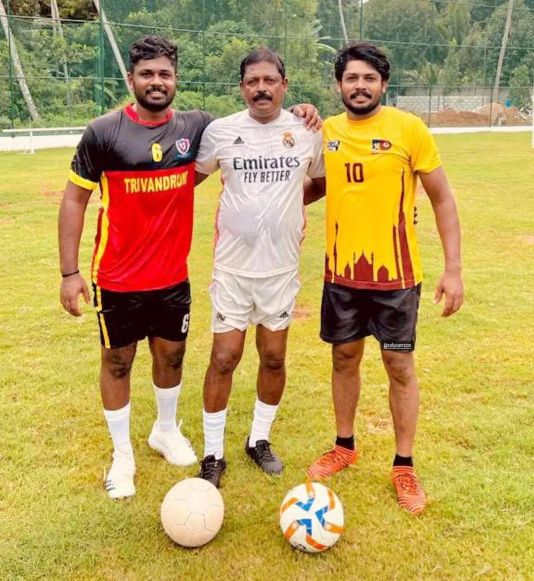 पिता और भाई के साथ संजू सैमसन