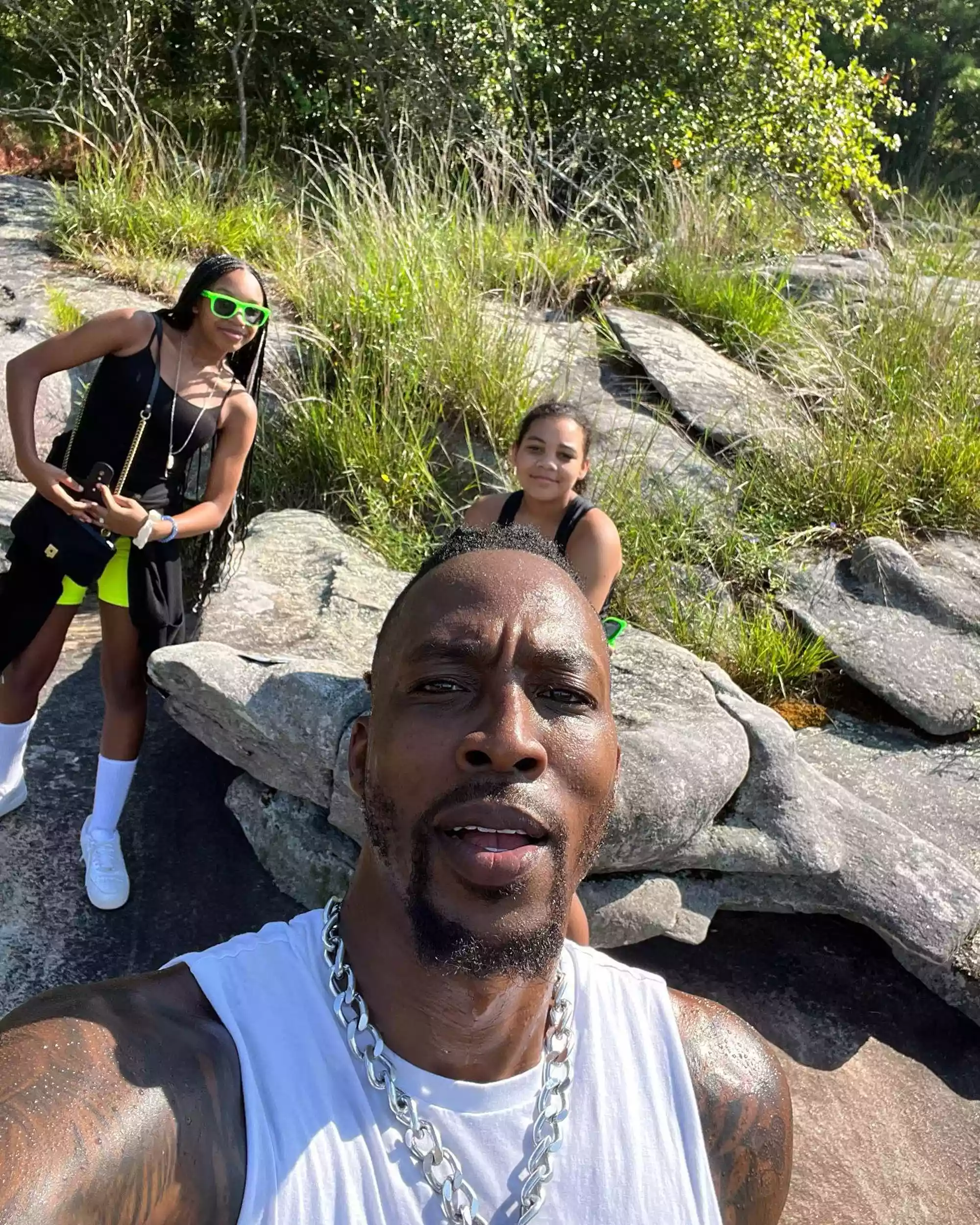 Dwight Howard with his daughters