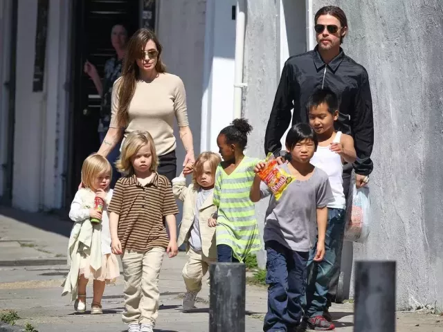 Angelina Jolie with Brad Pitt and kids