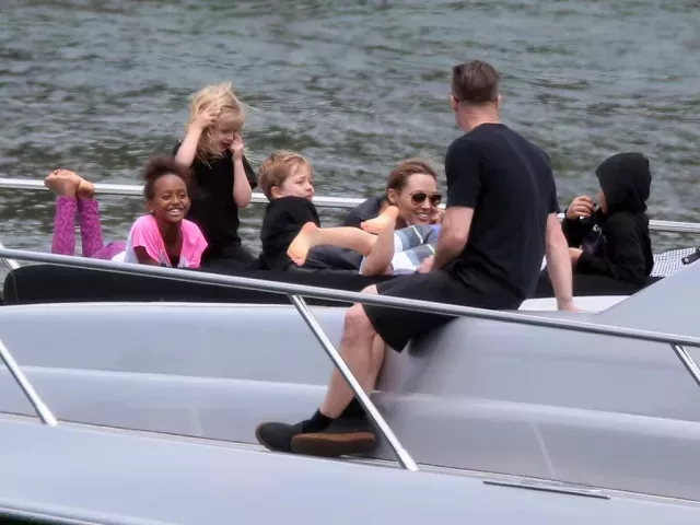 Angelina Jolie with Brad Pitt and kids
