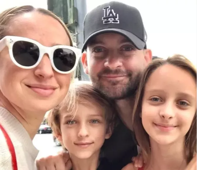 Tobey Maguire with ex-wife and kids