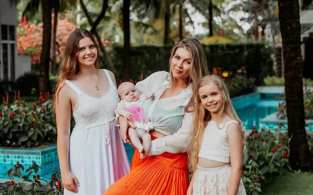 Elena Samodanova and daughters