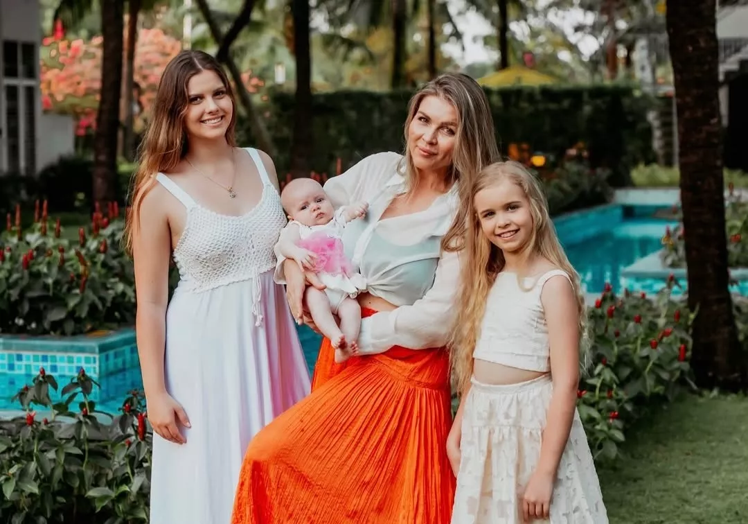Elena Samodanova and daughters 