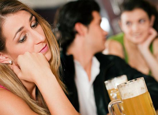 6 Signs That Your Fiance Is A Womaniser